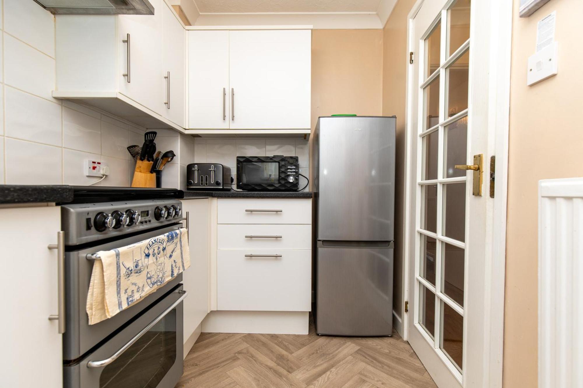 Comfortable And Spacious Superb Holiday Home In Llanelli, Dog Friendly Exterior photo